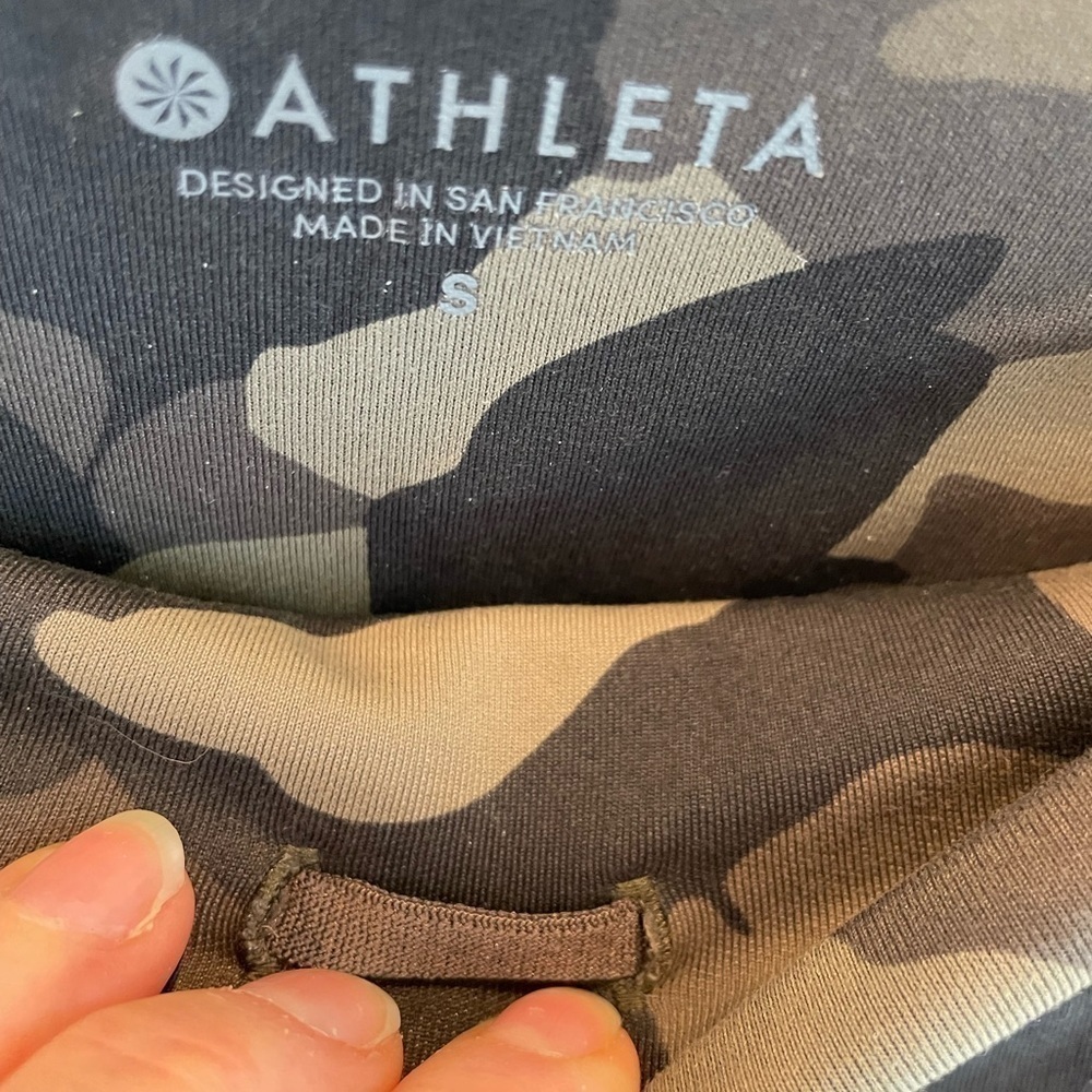 Athleta Camo 7/8 Leggings with Black Side Stripes Size S - Picture 7 of 10
